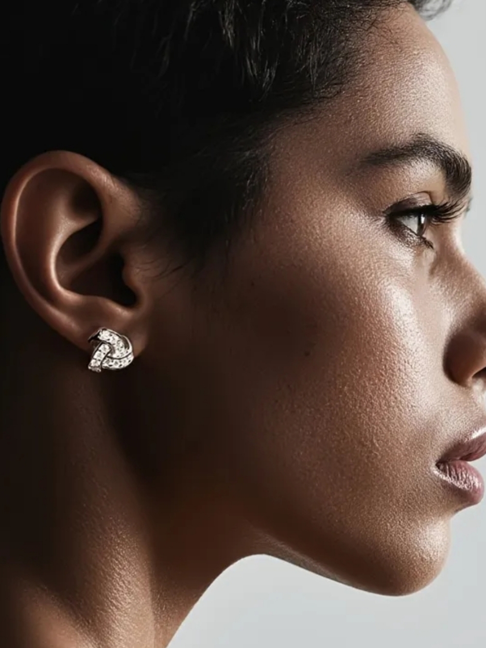 A 2-piece set of S925 silver earrings featuring 4-carat moissanite for women - Picture 2 of 8
